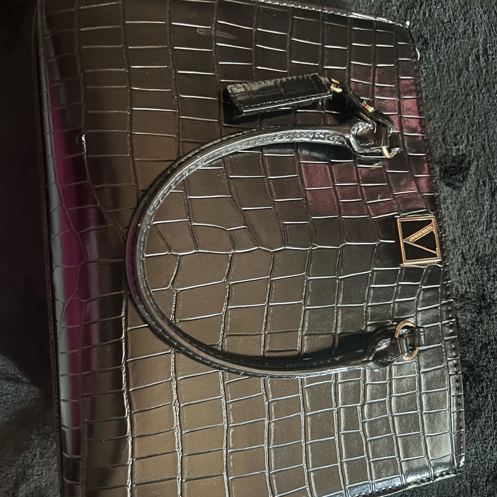 Elegant Black Crocodile-Embossed Women's Bag